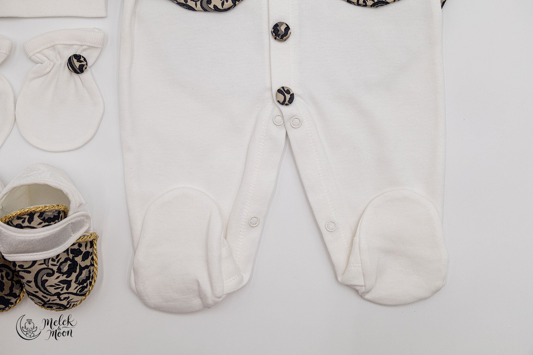 Conjunto de dijes de realeza en negro y dorado