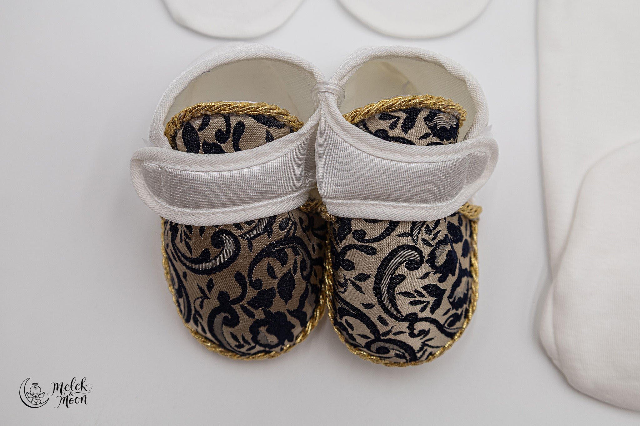 Conjunto de dijes de realeza en negro y dorado