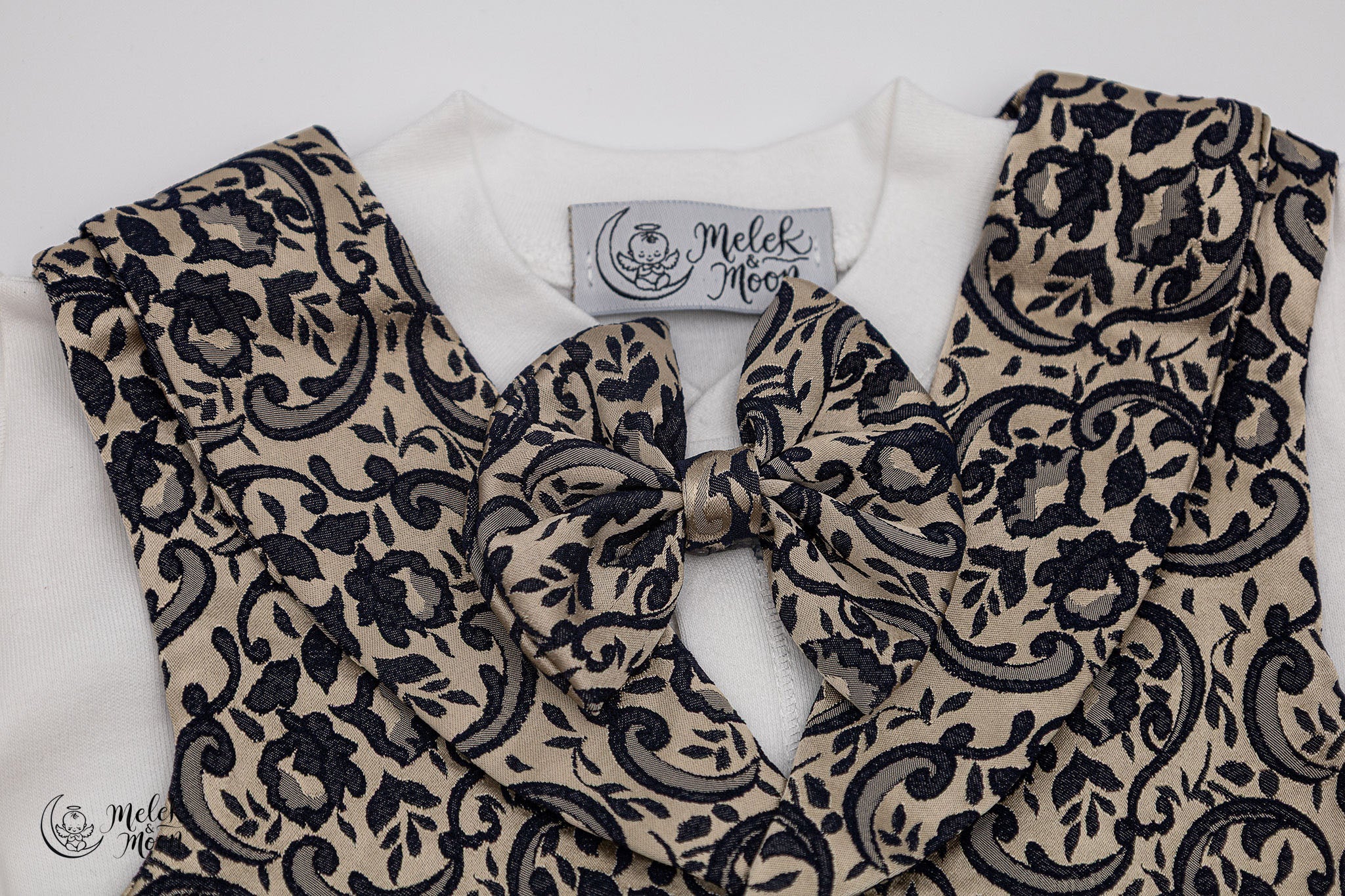 Conjunto de dijes de realeza en negro y dorado