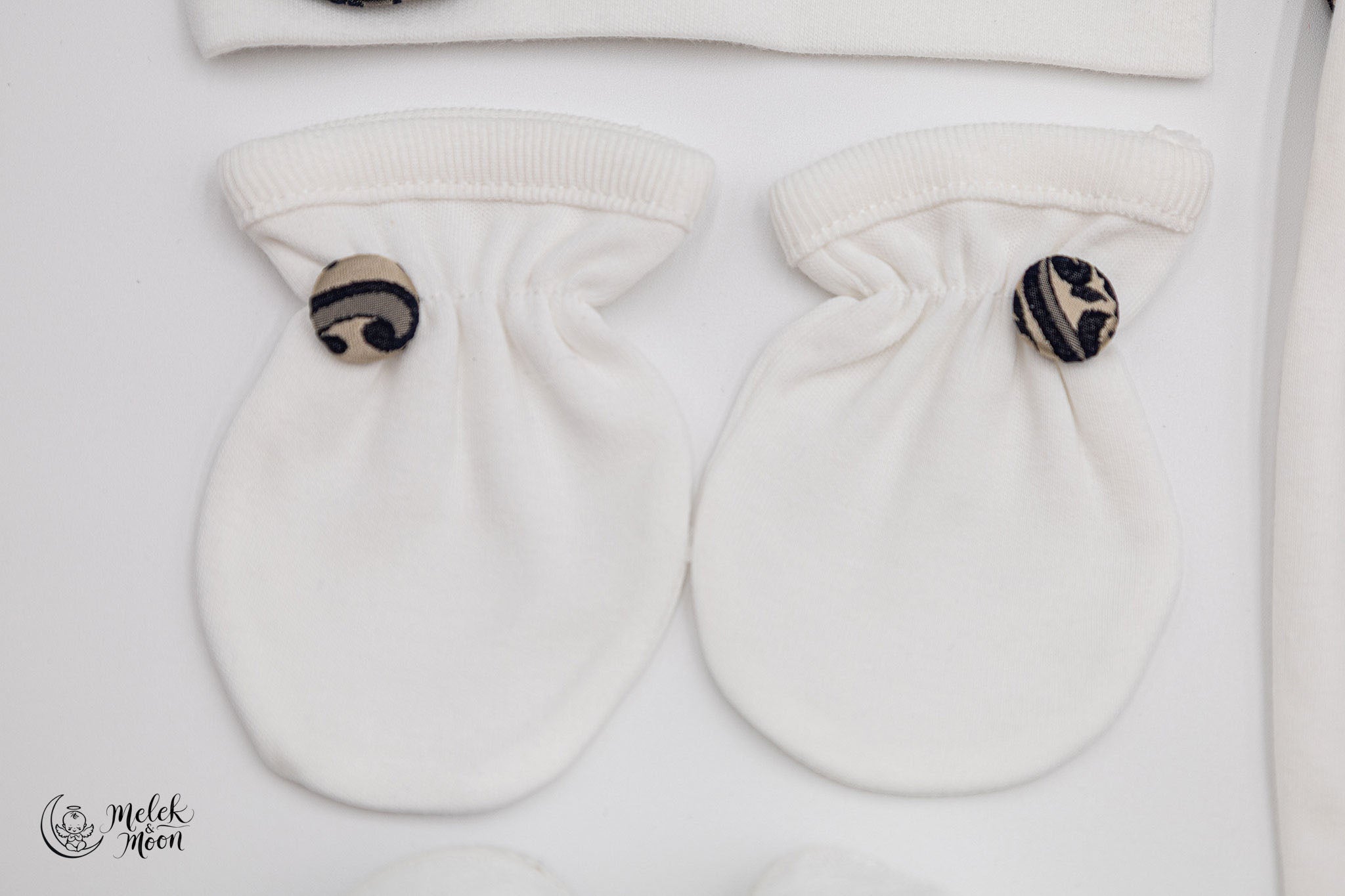 Conjunto de dijes de realeza en negro y dorado