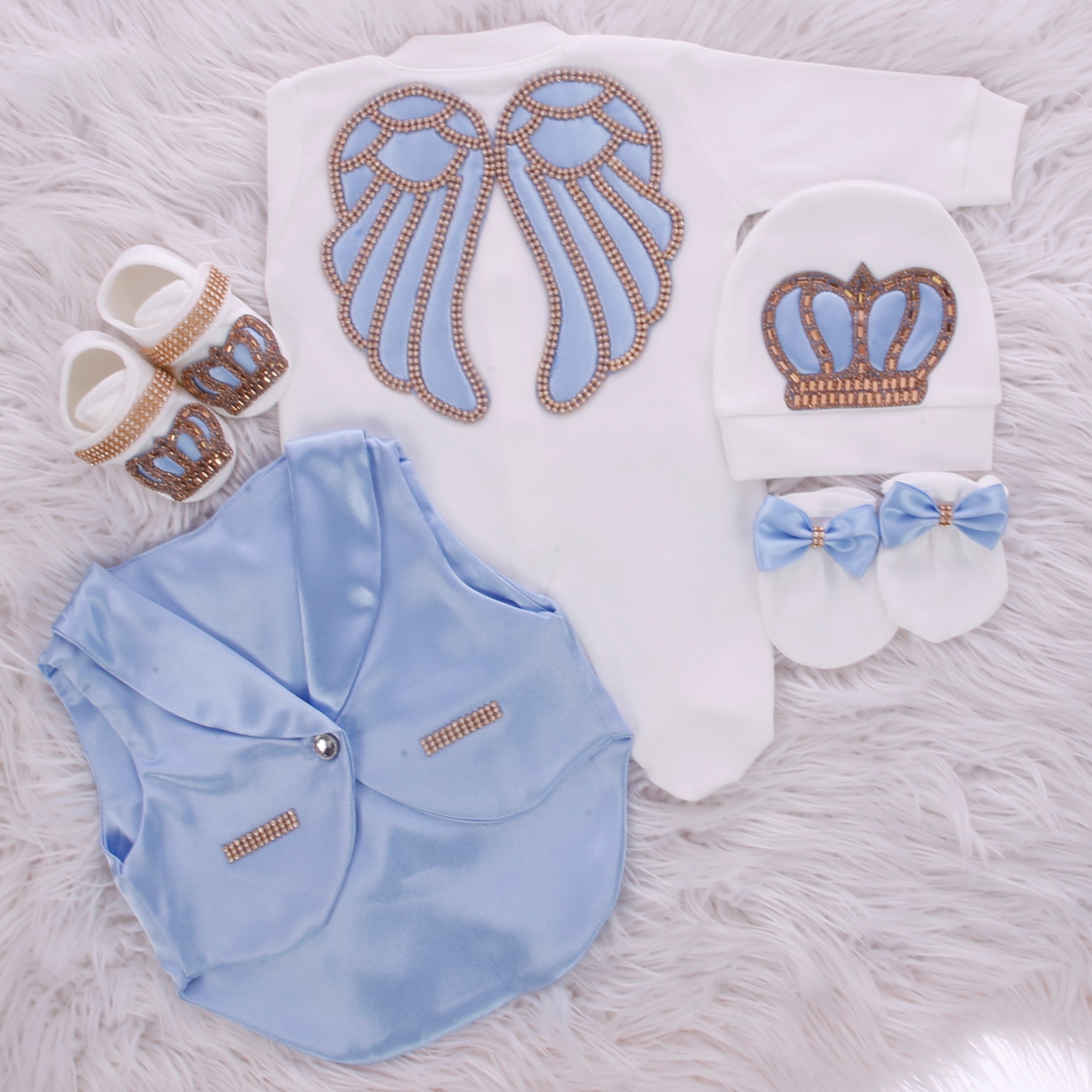 Conjunto para bebé en azul y blanco puro y precioso