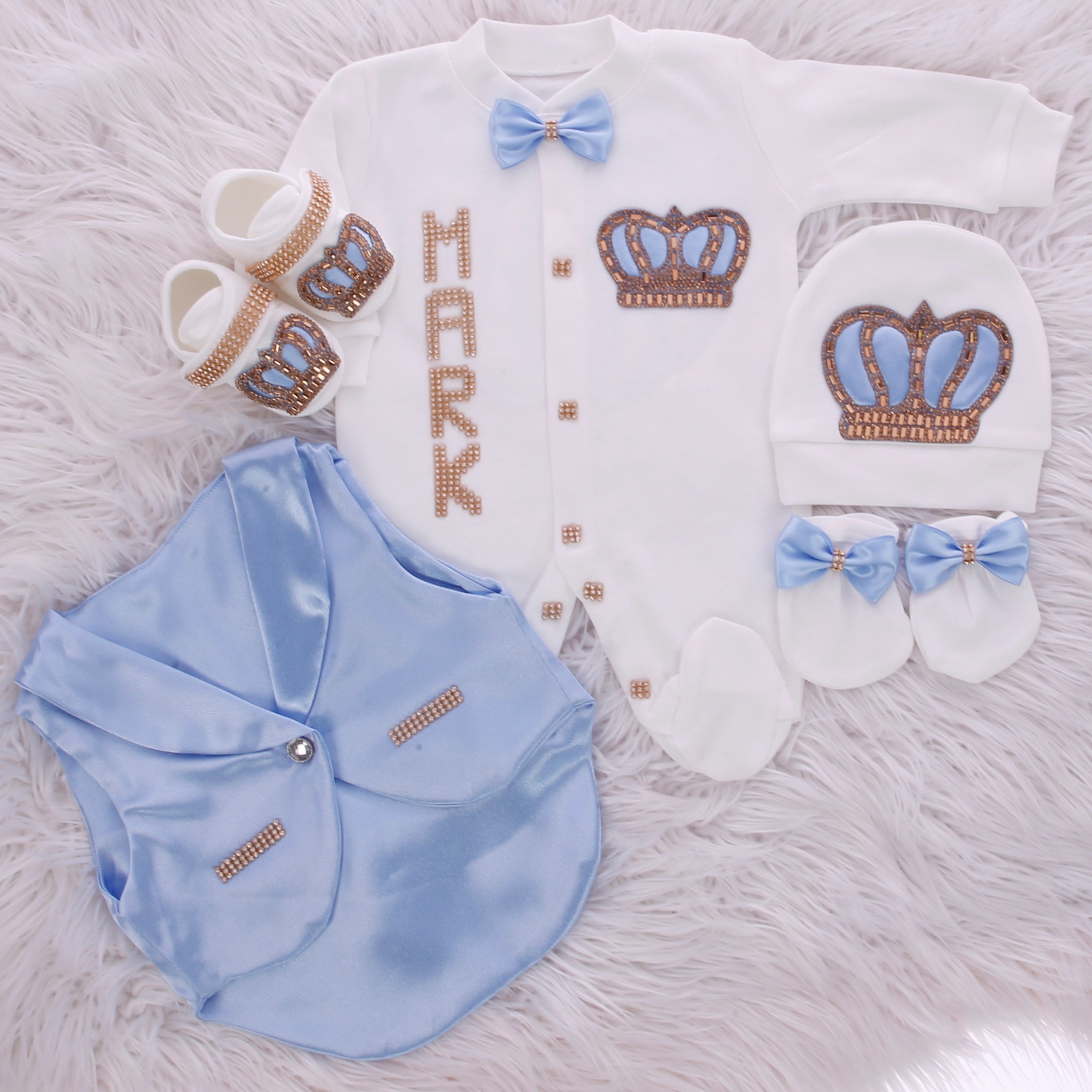 Conjunto para bebé en azul y blanco puro y precioso