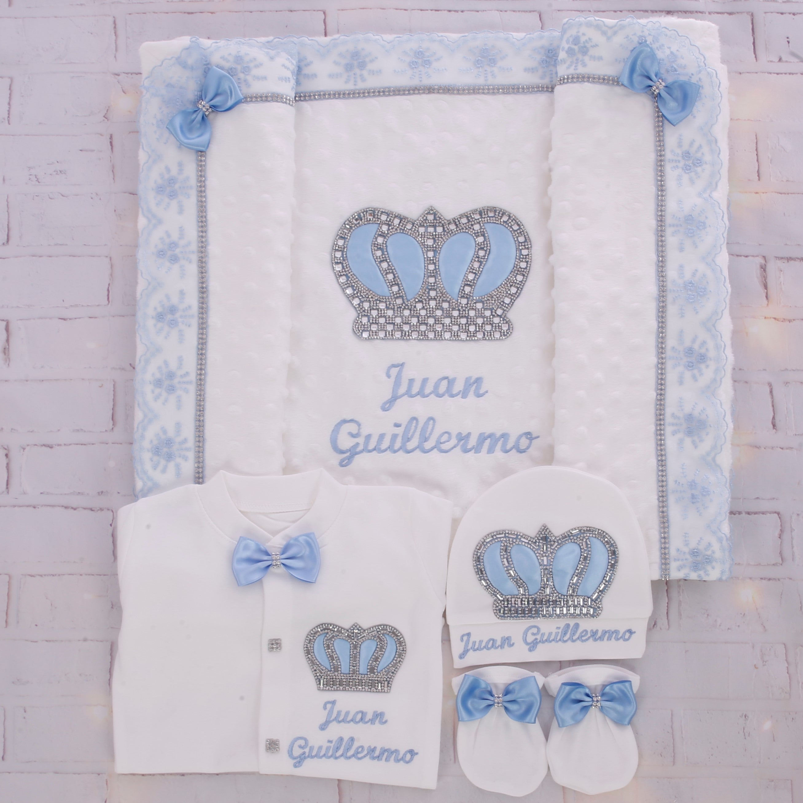 Ensemble bébé opulent blanc avec dentelle bleue