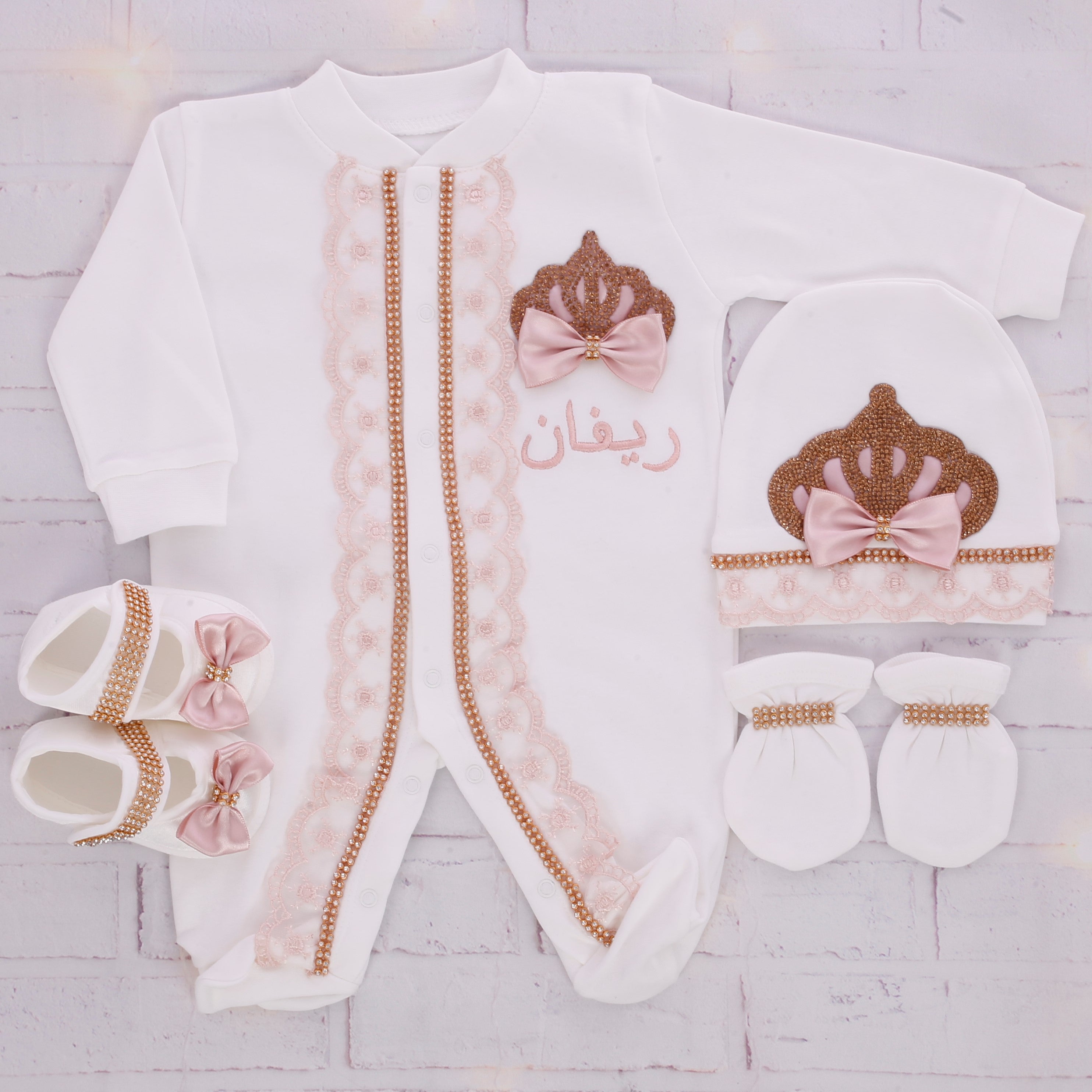 Conjunto de bebé con corona elegante blanca