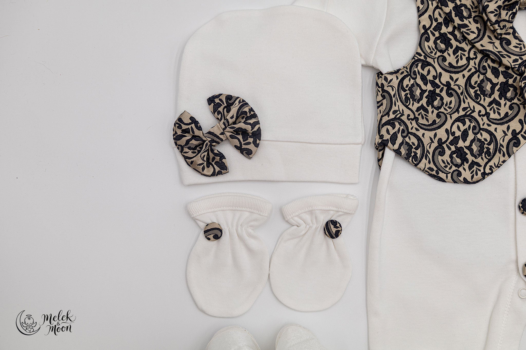 Conjunto de dijes de realeza en negro y dorado