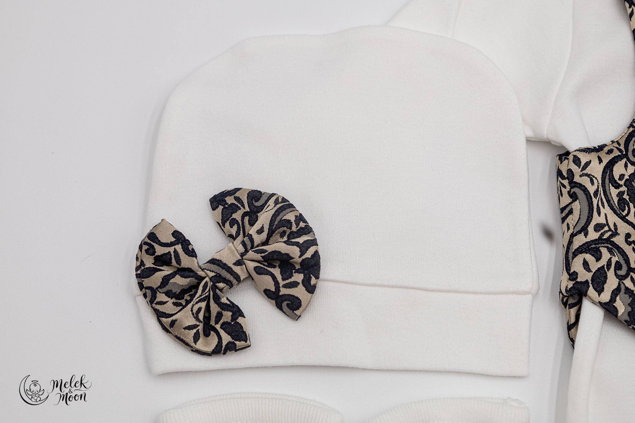 Conjunto de dijes de realeza en negro y dorado