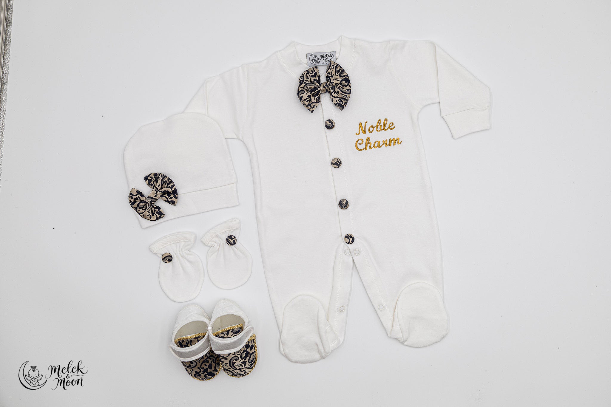 Conjunto de dijes de realeza en negro y dorado