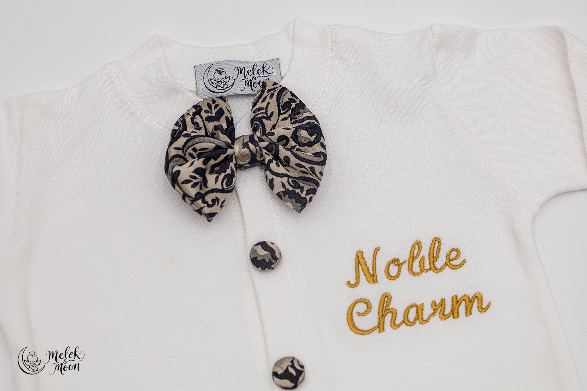 Conjunto de dijes de realeza en negro y dorado