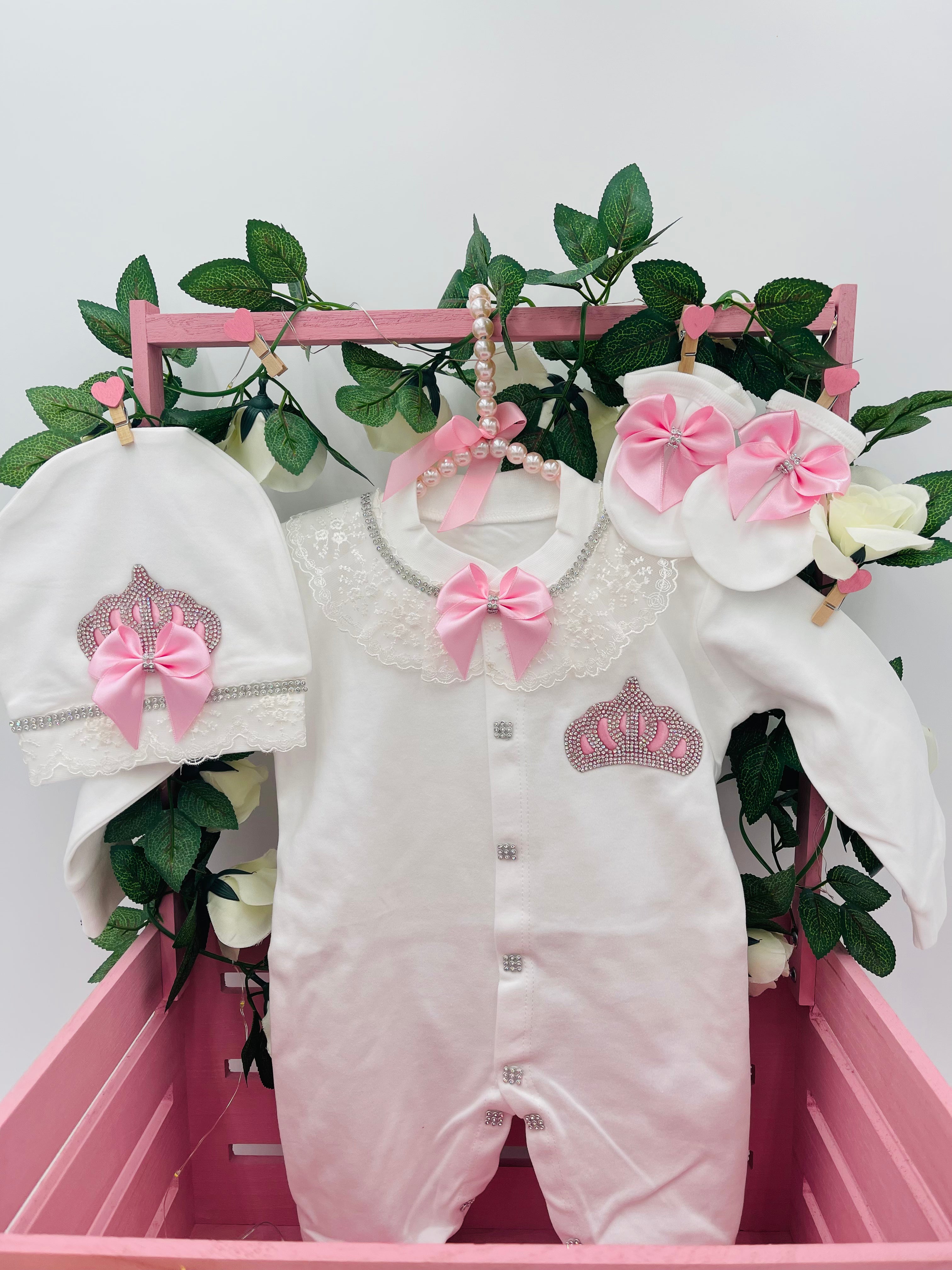 Precioso conjunto de princesa adorable en blanco y rosa